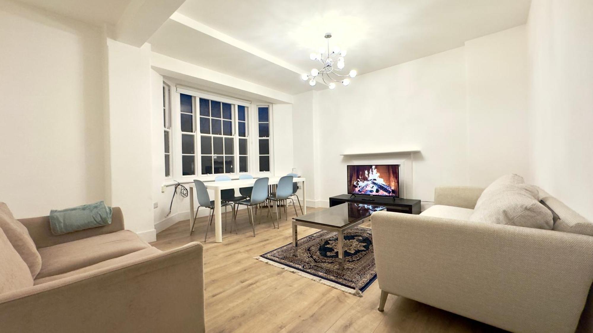Superb 4 Bedroom Hyde Park Apartment