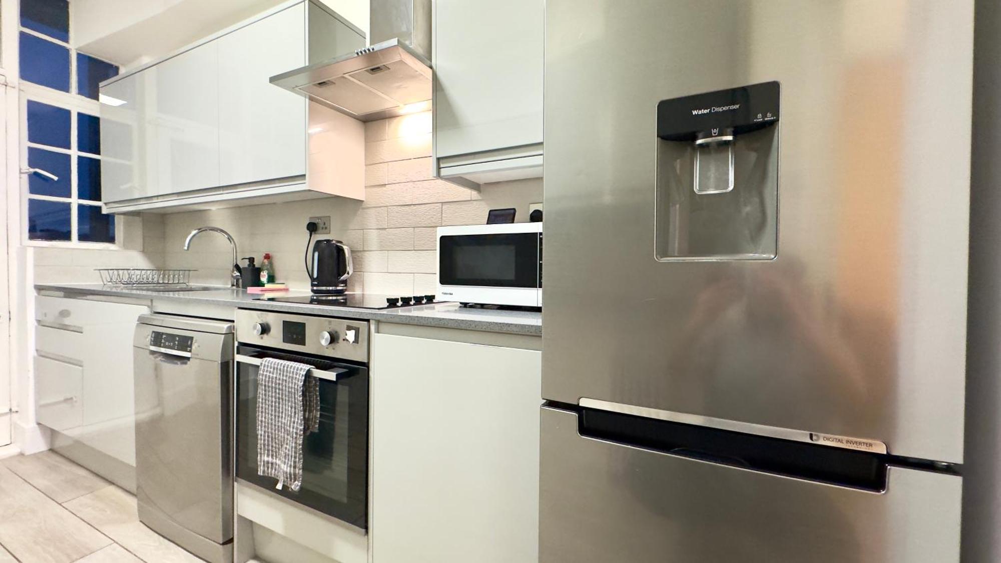 Superb 4 Bedroom Hyde Park Apartment *